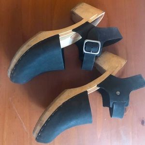 Bryr Emma Closed Toe Clogs